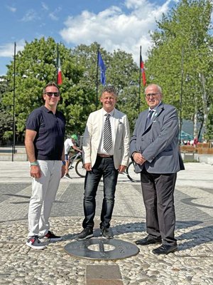 Klagenfurts Bürgermeister Christian Scheider gemeinsam Samo Turel, Bürgermeister von Nova Gorica, und Rodolfo Ziberna, Bürgermeister von Gorizia, beim 60-jährigen Partnerschaftsjubiläum. Foto: Büro Bürgermeister