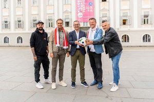 Bürgermeister Christian Scheider, Sportreferent Stadtrat Mag. Franz Petritz Mag und Mag. Mario Polak, Dienststelleleitung Klagenfurt Sport sowie die Firma Dobesch freuen sich auf das Public Viewing. Foto: StadtKommunikation/Wiedergut