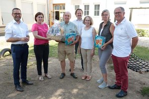 Stadtrat Franz Petritz mit Helga Hunka (VS 10), Reinhard Blaschitz (MS St.Ursula), Mag. Thomas Valent, Regina Heidegger (Heilstättenschule), Jutta Schöttl und Robert Germ (MS 13 St. Ruprecht). Foto: StadtKommunikation/D. Wajand