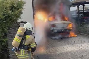 Im Klagenfurter Stadtteil Annabichl brannte ein Auto. Foto: Screenshot Video Berufsfeuerwehr Klagenfurt