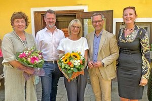 Stadtrat Mag. Franz Petritz, Magistratsdirektorin Mag. Isabella Jandl und Mag. Thomas Valent wünschten Mag. Andrea Wakonig und Ulrike Wehr alles Gute für den Ruhestand. Foto: zVg