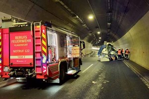 Lkw kracht auf A2 bei Unterflurtrasse Trettnig gegen Tunneleinfahrt. Foto: Berufsfeuerwehr Klagenfurt
