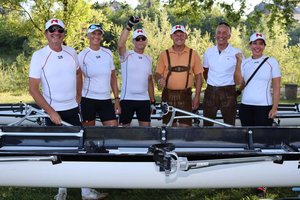 Bürgermeister Christian Scheider mit dem Team vom Ruderverein Nautilus Klagenfurt bei der Ruderregatta 2026 in Villach. Foto: StadtKommunikation / Buchner