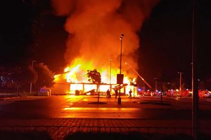 Hofer-Filiale in der Schlachthofstraße heute Nacht völlig niedergebrannt. Foto: Berufsfeuerwehr Klagenfurt