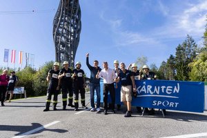 Teilnehmer der FF Bad St. Leonhard mit Werner Pullnig und LH Daniel Fellner. Foto: LPD Kärnten/Just