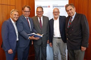 Die Privatstiftung Kärntner Sparkasse: Dir. Dr. Johann Lintner, Vorstandsdirektor Mag. Siegfried Huber, Präsident KR Mag. Alois Hochegger, Mag. Hans Schönegger und Vorstandsvorsitzender Mag. Johann Krainer. Foto: Eggenberger