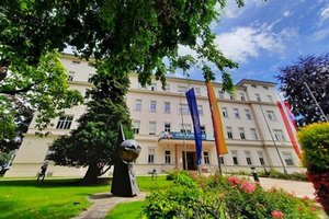 Tierschützer bauen am Montag einen Herdenschutzzaun um die Landesregierung. Foto: Mein Klagenfurt