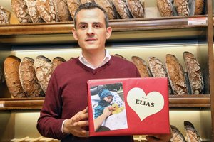 Initiatior der Spendenaktion: Florian J. Walter von der Bäckerei Taumberger mit einer Spendenbox