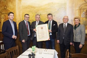 Bürgermeister Christian Scheider, Vizebürgermeister Mag. Philipp Liesnig, Stadträtin Sandra Wassermann und GR Mag. Manfred Jantscher überreichten der Rechtsanwaltskanzlei Fink + Partner das Klagenfurter Stadtwappen. Foto: StadtKommunikation/Hude