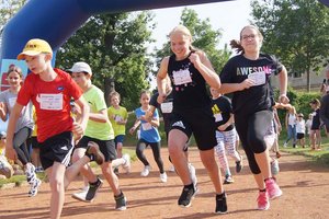 Die Kinder und Jugendlichen waren voll Begeisterung dabei: Sofie, Schülerin des Gymnasiums St. Ursula, (Zweite von rechts) lief für Mütter in Not, „weil damit auch deren Kindern geholfen wird“. Foto: Caritas