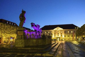 Der Lindwurm leuchtet in den Austria-Farben. Foto: Thomas Hude