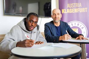 Salifou mit Geschäftsführer Sport Günther Gorenzel. Foto: Austria Klagenfurt/Walter