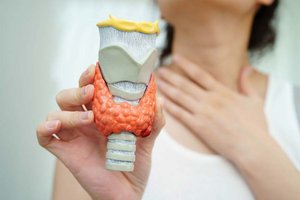 Frühzeitige Abklärung schafft Sicherheit: Schilddrüsenknoten sind meist gutartig – doch nur eine genaue Untersuchung zeigt, ob eine Operation notwendig ist. Foto: Depositphotos.com