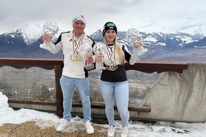 Elina Stary (mit Guide Stefan Winter) darf sich über die ersten Kugeln ihrer Karriere freuen. Foto: Ski Alpin/Landesskiverband