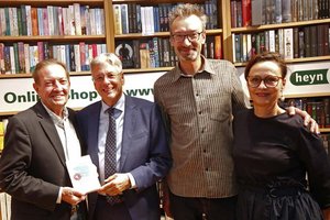 LH Peter Kaiser bei der Lesung von Martin Walker (li) in der Buchhandlung Heyn von Helmut Zechner und Katja Wassermann. Fotohinweis: LPD Kärnten/Eggenberger