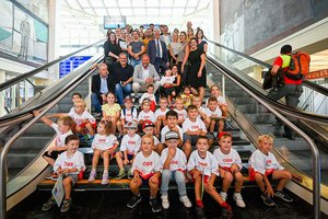 LH Kaiser empfing sportbegeisterte Kinder des VST Völkermarkt am Klagenfurter Hauptbahnhof. Foto: LPD Kärnten/Bauer