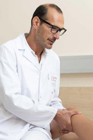 Prim. Dr. Oliver Djahani, Vorstand der Abteilung für Orthopädie und Traumatologie: Durch digitale Planung und personalisierte Implantate wird die Knieendoprothetik präziser und erfolgreicher. Foto: Studio Horst