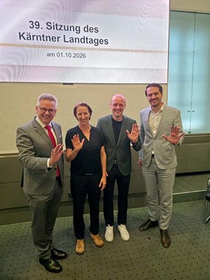 Erster Landtagspräsident Andreas Scherwitzl, Eva Sacherer, Philipp Höfer, SPÖ-Klubobmann Luca Burgstaller mit der Gebärde für "Hallo". Foto: kk