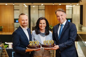 Die Kärntner Sparkasse-Vorstände Michael Koren, Mag. Ulrike Resei und Vorstandssprecher Mag. Siegfried Huber freuen sich über 200.000 vertrauensvolle Kundenbeziehungen in Kärnten. Foto: Daniel Waschnig
