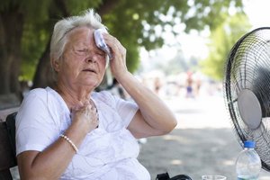 Die aktuelle Hitzewelle mit Temperaturen von mehr als 35 Grad stellt besonders ältere Menschen vor große gesundheitliche Herausforderungen.