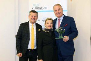 Herr Mag. Andreas Lechner freute sich den Gläsernen Lindwurm im Rathaus entgegenzunehmen. Foto: StadtKommunikation/Kaimbacher