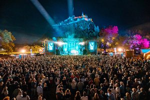 Caritas sammelt bei Robbie Williams-Konzert spenden für Menschen in Krisen. Foto: Pascal Riesinger