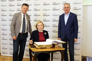 Eintragung in das Goldene Buch der Landeshauptstadt Klagenfurt. Lettlands Botschafterin in Österreich, Mag. Guna Japina mit Bürgermeister Christian Scheider und Vizebürgermeister MMag. Dr. Alexander Kastner. Foto: StadtKommunikation