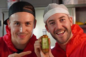 Tommy Hlatky und Jonny Balchin alias AustrianKiwi mit ihrer Weltmeistersauce. Foto: AustrianKiwi