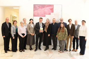 Teilnehmende der ukrainischen und rumänischen Delegationen des 35. Europäischen Volksgruppenkongresses in Begleitung von Mag. Udo Puschnig beim Empfang im Rathaus durch Bürgermeister Christian Scheider. Foto: StadtKommunikation / Buchner