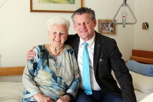 Bürgermeister Christian Scheider mit Margaretha Löffelmacher. Foto: StadtKommunikation / Wedenig