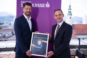 Die Bereichsleiter Kevin Müller, MBA und Dr. Alexander Botscharow nahmen für die „exzellenten“ Mitarbeiter der Kärntner Sparkasse die Recommender-Auszeichnung entgegen. Foto: Kärntner Sparkasse AG