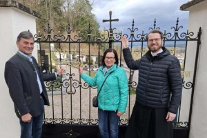 Neuer Glanz für alte Tore: Friedhof Gurnitz erstrahlt dank freiwilligem Einsatz. Foto: zVg