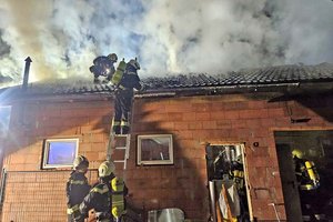 Feuerwehr schützt Wohnhaus vor Flammen. Foto: Berufsfeuerwehr Klagenfurt