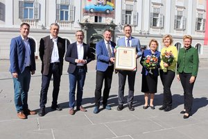Hohe Auszeichnung für Sportreporter-Legende Tono Hönigmann. Foto: StadtKommunikation/ Rosenzopf