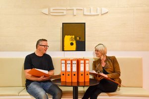 Die beiden STW-Mitarbeiter Andreas Riedel und Anita Muschlin beim Sammeln der bereits eingelangten Werke. Die Einreichfrist endet am 24. Oktober. Foto: STW