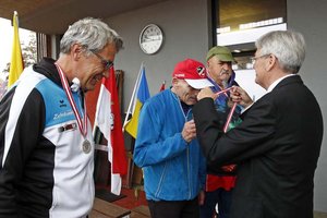 LH Peter Kaiser bei einer Siegerehrung der LA Seniorenmeisterschaft. Foto: LPD Kärnten/Eggenberger