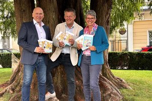 Joachim Katzenberger, MA (Leiter der Abteilung Soziales) mit Bürgermeister Christian Scheider und Mag. Karin Ertl vom Seniorenbüro präsentieren das druckfrische Herbstprogramm für Klagenfurter Seniorinnen und Senioren. Foto: Büro Bgm.