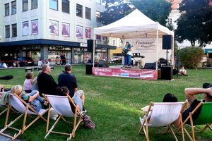 Singer-Songwriter Olenka auf der Freiluftbuehne im Rahmen der Vierteltoene 2021. Foto: Freibühne! Klagenfurt