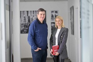 AK-Präsident Günther Goach und AK-Konsumentenschützerin Carina Lintner. Foto: AK/Helge Bauer