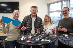 Sozialreferent Bürgermeister Christian Scheider gemeinsam mit Mag. Theres Leber, Annemarie Gruber (Fundamt Klagenfurt) und dem Mitarbeiter Valentin vom Optiker „Das Meisterstück“ bei der SoMa-Brillenaktion. Foto: StadtKommunikation / Zechner
