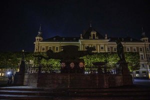 In der Nacht auf Samstag werden ab 22 Uhr die Bodenleuchten am Neuen Platz, die Rathaus-Fassade und die Lindwurm-Beleuchtung abgeschaltet. Foto: StadtKommunikation /Hude