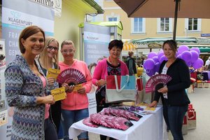 Frauenreferentin Stadträtin Mag. Corinna Smrecnik und das Team vom Frauenbüro führten in der Innenstadt eine Verteilaktion durch. Foto: StadtKommunikation/Krainz