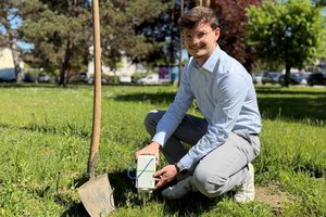 Projektleiter Moritz Hofbauer mit einem der Messgeräte, die in der Erde vergraben Bodenschwingungen aufzeichnen. Foto: STW