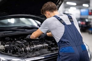 AK Young erkämpft über 10.000 Euro für gekündigten Kfz-Lehrling