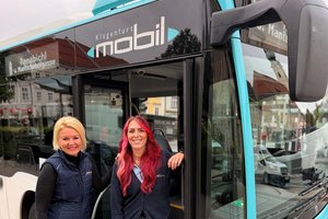 Verkehrsreferentin Stadträtin Sandra Wassermann BA MA mit KMG-Busfahrerin Isabella Hemet – der Schulbeginn heißt auch für die KMG jedes Jahr den Fahrplan wieder umzustellen. Foto: Büro StR. Wassermann