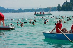 Die Schwimmerinnen und Schwimmer werden mit zwei Sonderschiffen der Wörtherseeschifffahrt rund 1.200 m weit in den See gebracht, von wo sie dann ins Strandbad zurückschwimmen. Foto: Mein Klagenfurt