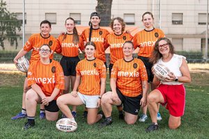 Die Spielerinnen des „Rugby-Club Anexia Tigers“ gemeinsam mit Sportstadträtin DI Constance Mochar bei einem Training am Koschatplatz. Foto: StadtKommunikation / Zangerle