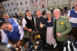 LHStv. Martin Gruber, LH Daniel Fellner, VzBgm Silvia Radaelli und Bgm. Martin Kulmer bei der Eröffnung des 663. St. Veiter Wiesenmarktes. Foto: LPD Kärnten/Helge Bauer