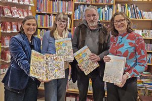 Mag. Astrid Malle (Frauenbüro Klagenfurt), Illustratorin Verena Schellander sowie Achim Zechner (Verlag Heyn) und Familien- bzw. Frauenreferentin Stadträtin DIin Constance Mochar präsentieren „LINDI in der Stadt“. Foto: SK / Glinik