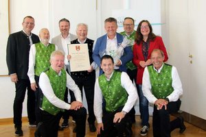 Wolfgang König, Gemeinderat Wolfgang Germ, Bürgermeister Christian Scheider und Stadträtin Constance Mochar ließen gemeinsam mit dem Männerdoppelsextett Klagenfurt Richi Di Bernardo hochleben. Foto: StadtKommunikation/Spatzek